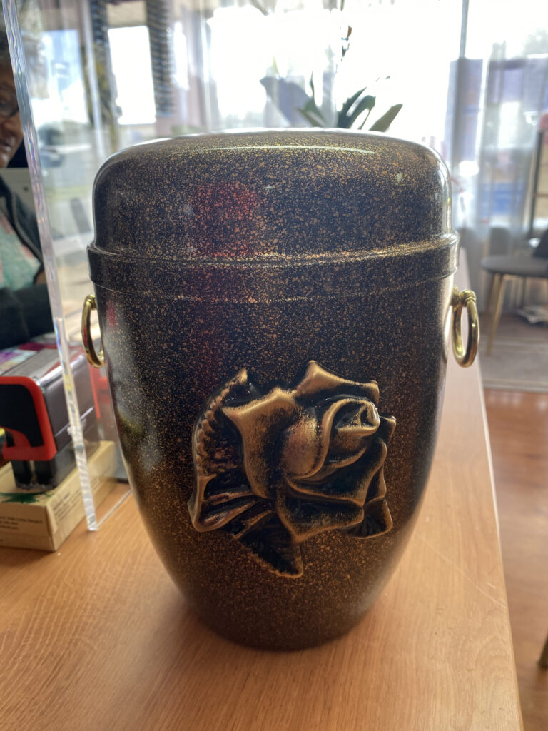 urne a motif rose