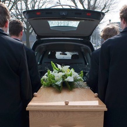 fleurs blanches dessus cercueil
