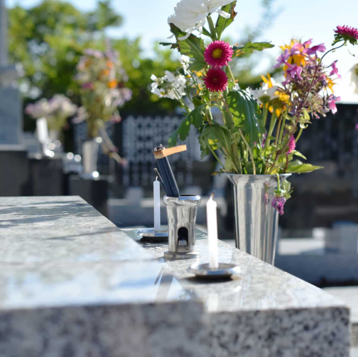 vases dans un cimetiere